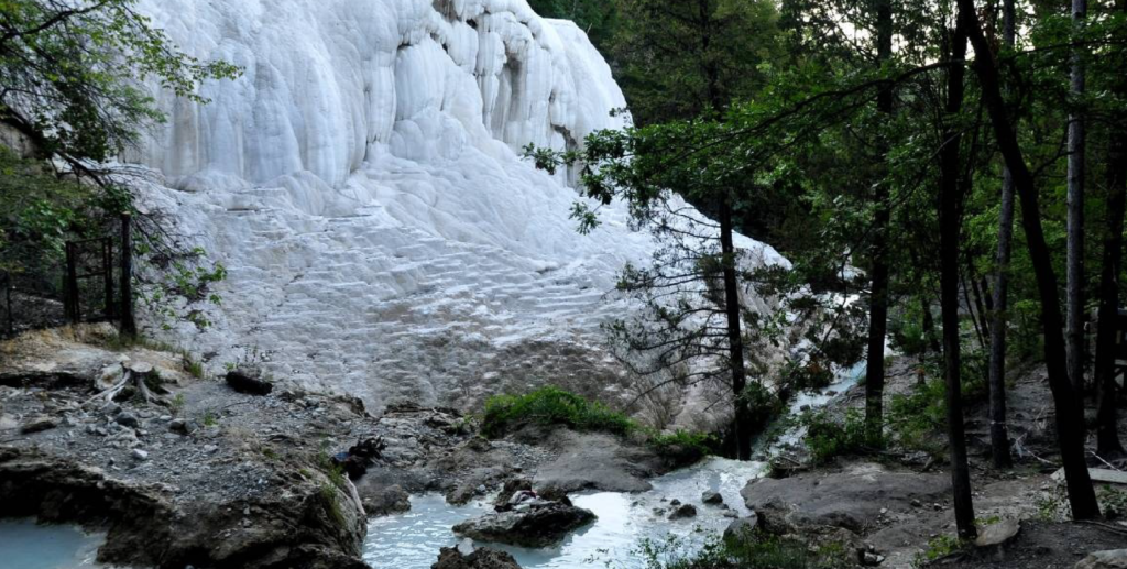 Intimate and elusive audio project that attempts to imagine a landscape together.